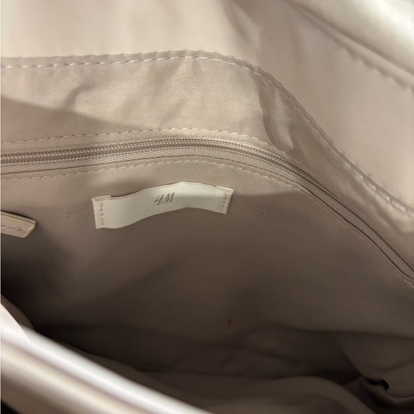 H and M White Quilted Flap Bag with Crossbody or Shoulder Silver Chain 12x10 - Picture 5 of 5